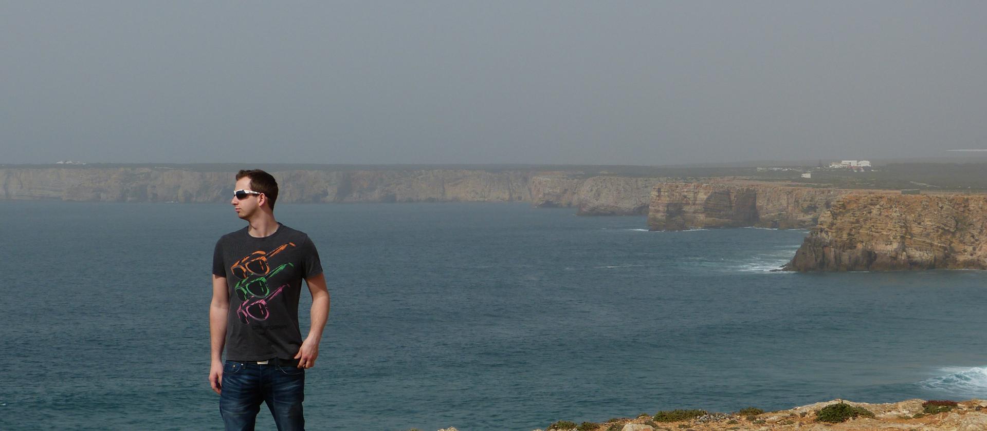 Andreas Rauscher an der Steilküste bei Sagres